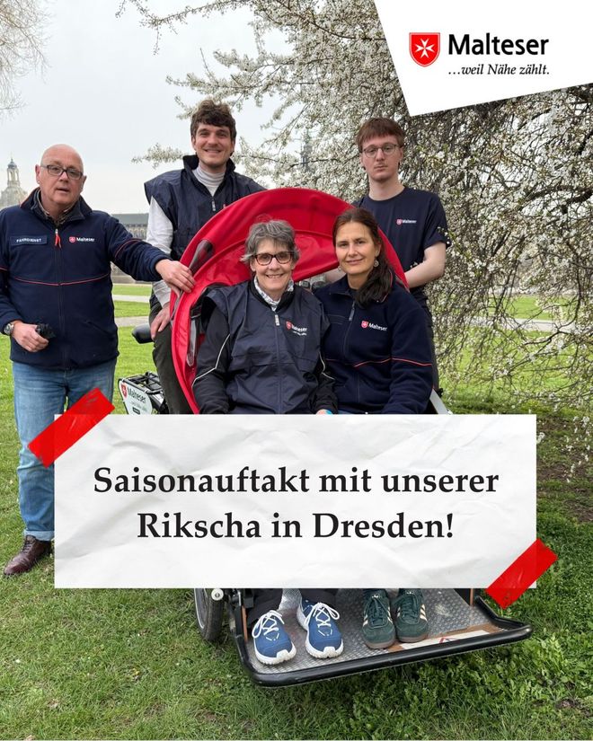 Zwei Malteser sitzen in der Rikscha und drei Malteser stehen dahinter.