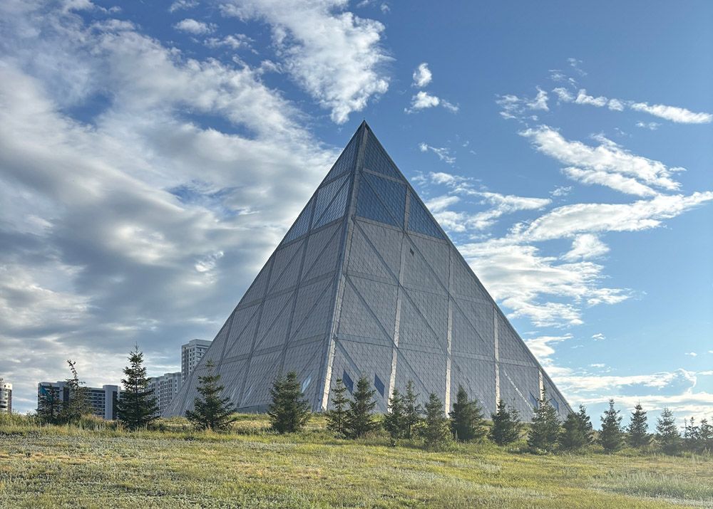 Standort der Ausstellung in Kasachstan: Die Pyramide des Friedens und der Eintracht in Astana soll die Einheit verschiedener Religionen symbolisieren.