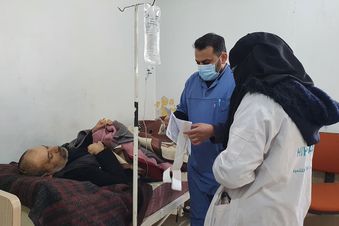 Ärzte und Pflegekräfte kümmern sich um einen Verletzten in einer Gesundheitsstation in Syrien.