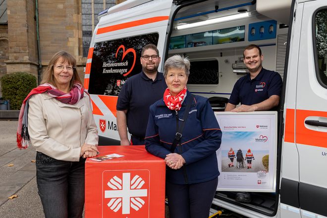 Von links nach rechts vor dem Malteser Herzenswunschkrankenwagen: Stefanie Siebelhoff, Direktorin des Caritasverbandes im Bistum Essen, Wunscherfüller Maurice Kohn, Prinzessin Katharina von Croy, Diözesanoberin der Malteser im Bistum Essen und Wunscherfüller Jonas Gröger