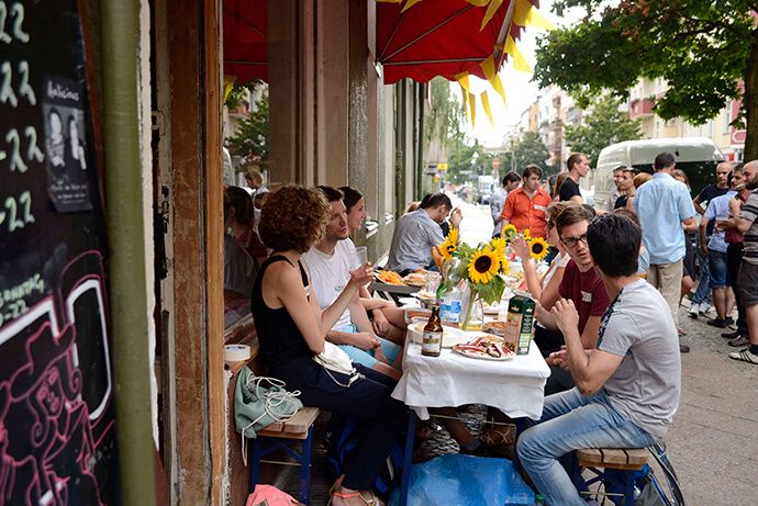 Start with a Friend: Junge Menschen im Café