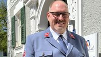 Tomke Albers in Malteser Dienstbekleidung .
