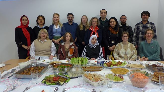 GruppeDie neuen Kulturdolmetscher feierten die Zertifikatsverleihung mit einem internationalen Buffet..