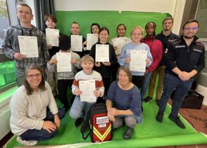 Eine Gruppe Schulkinder, die eine Urkunde vorzeigen