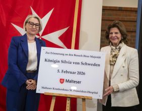 Eine Gedenktafel wird enthüllt. Foto: Lux / Malteser