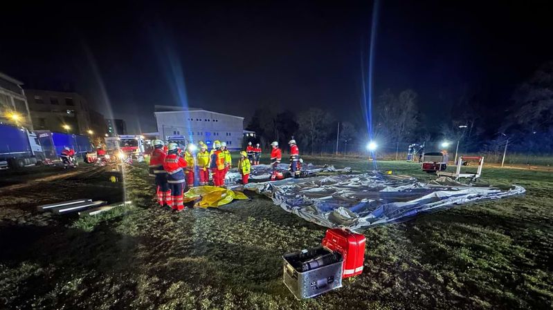 Einsatzkräfte der Malteser bei einer nächtlichen Übung.