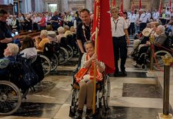 Helfer schiebt Teilnehmende der 14. Romwallfahrt des Malteser Hilfsdienst für Menschen mit Behinderung. (Foto: Malteser Speyer) 