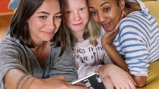 3 Mädchen machen ein fröhliches Selfie