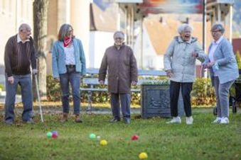 Menschen mit einer Demenz genießen die Freude in der Gruppe. Foto: Vierfuss
