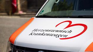 Auf der Motorhaube eines Fahrzeugs steht das Wort Herzenswunsch-Krankenwagen