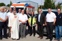 Foto: Malteser/Silvia Bergmann - Im Beisein zahlreicher Gäste, segnete der langjährige Diakon und ehemalige Malteser Kreisbeauftragte Heinz-Georg Muth vier neue Fahrzeuge der Rettungswache Niederselters.