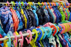 Kleidung an Kleiderbügeln