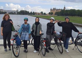 Die Absolventinnen des Fahrradkurses mit Koordinatorin Franziska Reichel (l.)
