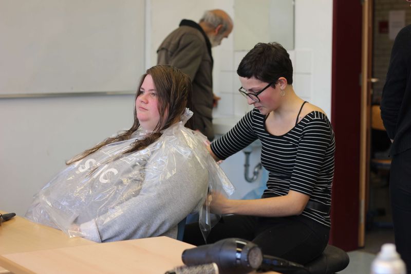 Angie beim Friseur 