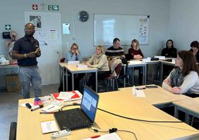 Der Dozent referiert den Teilnehmenden