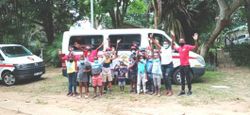 Kinder und Betreuer vor dem Kleinbus beim Bildungslager.