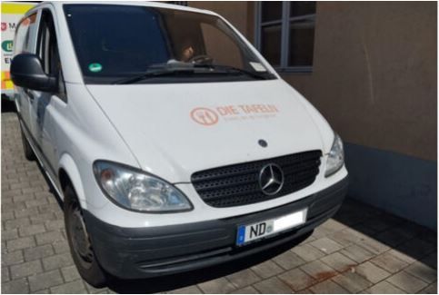 Weißer Transporter mit Aufschrift "Die Tafel"