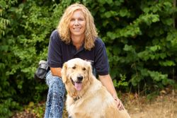 Tanja Fäller mit ihrem Hund Marley ist die erste ehrenamtliche Helferin, die sich zukünftig im Malteser Besuchs- und Begleitungsdienst mit Hund engagieren will. Weitere interessierte Hundebesitzer sind herzlich zur Infoveranstaltung eingeladen. Foto: Malteser