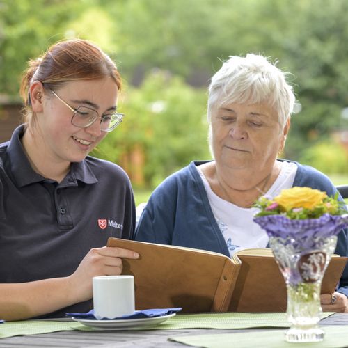 Zwei Frauen sitzen am Tisch