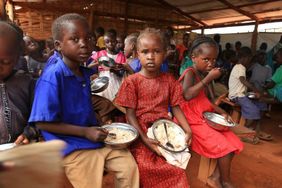 Kinder in der Stadt Wau im Südsudan essen in der Schule. Foto: African Visuals Media / Malteser International