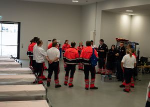 Malteser in Einsatzkleidung bei einer Halle