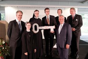 Symbolische Schlüsselübergabe