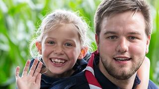 Mädchen und Jugendlicher der Malteser Jugend schauen fröhlich in die Kamera,