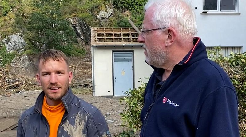 Zwei Männer im Flutgebiet.