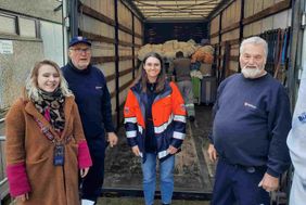 Gruppenfoto vor einem LKW