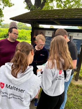 Fünf Ehrenamtliche stehen beratend zusammen.