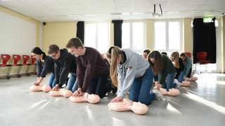 Jugendlich üben Herz-Lungen-Widerbelebung