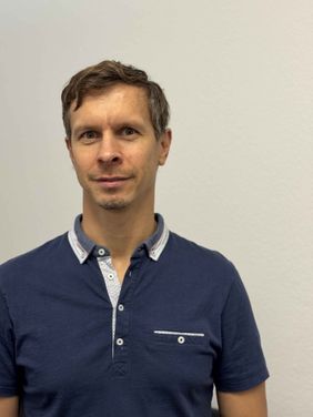 Portrait eines Mannes vor Rollupu