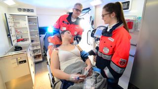 Malteser Rettungssanitäter während der Arbeit