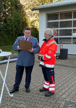 Sven Küpper von der Stadt Bergheim und zugleich Leiter Einsatzdienste der Malteser in Bergheim hat im Namen des Rhein-Erft-Kreises für den Oberbrandmeister die besondere Auszeichnung an Hans Günter Hornfeck überreicht. 