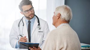 Ein Arzt führt eine Gesundheitsvorsorge bei einem älteren Mann durch.