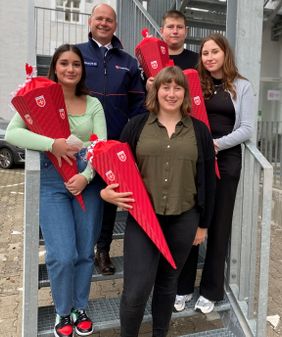 Das Foto zeigt eine Gruppe von Malteser Ehrenamtlichen bei ihrer Einschulung.