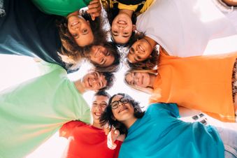 Jugendliche zu einem Kreis vereint. Foto: Eugenio Marongiu