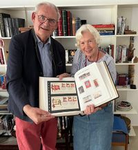 Die Schwester des verstorbenen Dr. Michael Wurm, Frau Angela Wurm, überreicht Dr. Gerhard Markus die umfangreiche frühe Philatelie des Malteser Ordens. (Foto: privat)