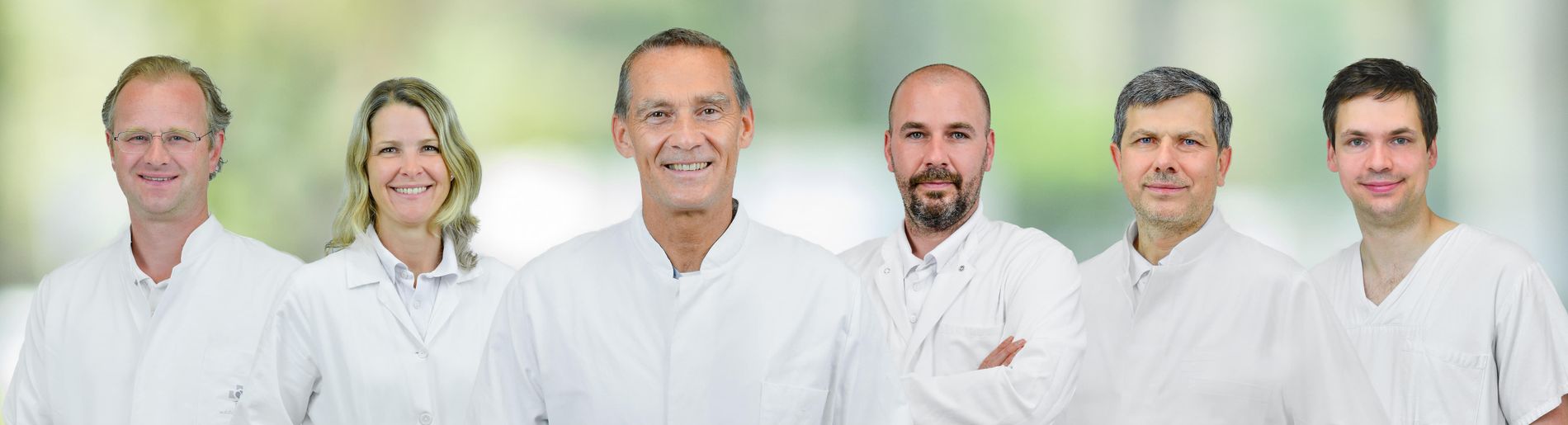Sechs medizinische Fachkräfte der Klinik für Gastroenterologie und Onkologie in weißen Kitteln stehen nebeneinander.