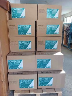 Aufeinandergestapelte Kartons mit der Aufschrift Schatzkiste