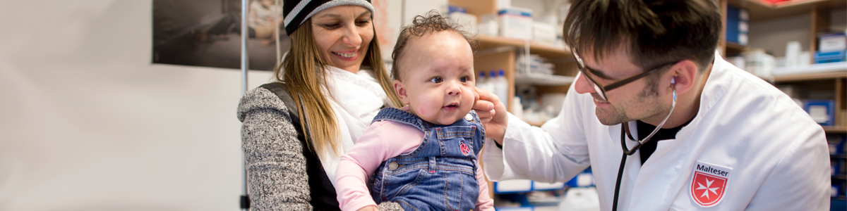 Ein Baby wird untersucht