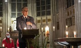 Der Präsident des Malteser Hilfsdienstes, Georg Khevenhüller, bei seiner Ansprache in der Kölner Kirche Sankt Ursula.