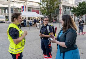 Psychosoziale Notfallversorgung: Ihre Gedanken können Betroffene des Hochwassers Mitarbeitern der Malteser erzählen. Foto: Moll/Malteser