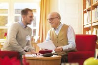 Ein junger Mann berät einen älteren Herrn über die Patientenverfügung. (Foto: Ruprecht Stempell/Malteser) 