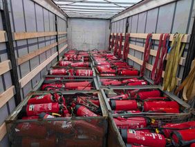 Ein LKW voller Feuerlöscher