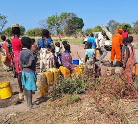 Ein Brunnen zur Trinkwasserversorgung wird im Südsudan in Gang gesetzt. Foto: Malteser International