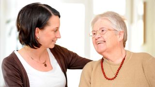 Pflegerin im Gespräch mit der Bewohnerin 