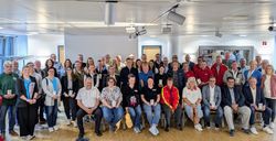 Gruppenbild aller Teilnehmenden der Feierstunde.