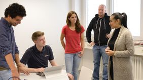 Schulungssituation in einem Raum mit fünf Teilnehmerinnen.