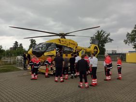Die Ehrenamtlichen inspizieren den Hubschrauber.
